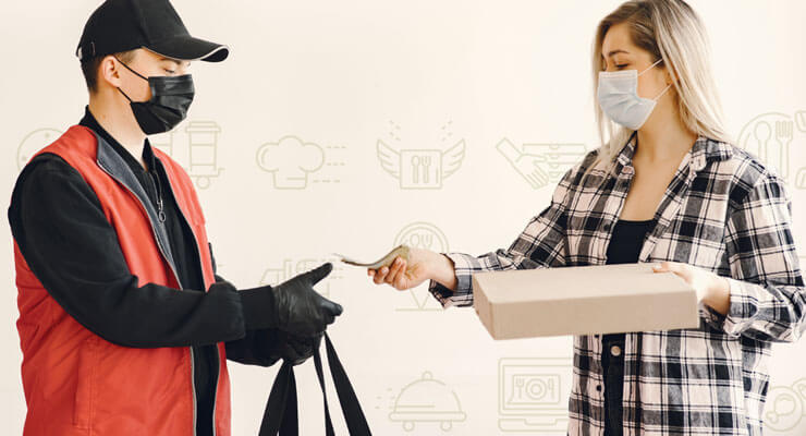 cliente recebendo produto do entregador