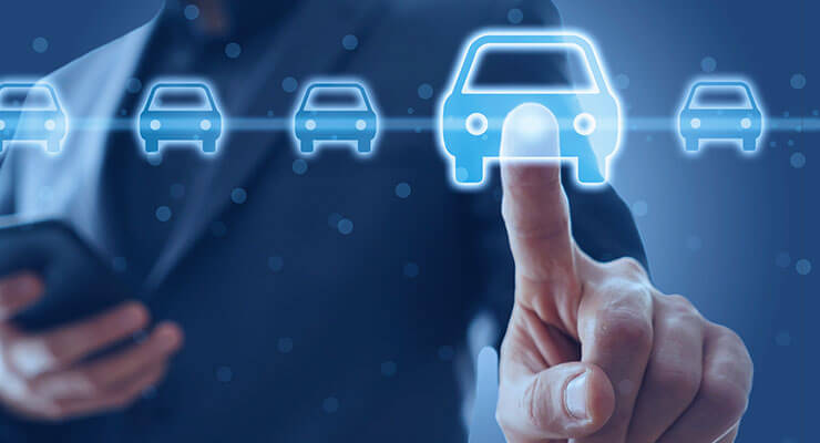 cliente escolhendo carro com toque do dedo (touch screen)