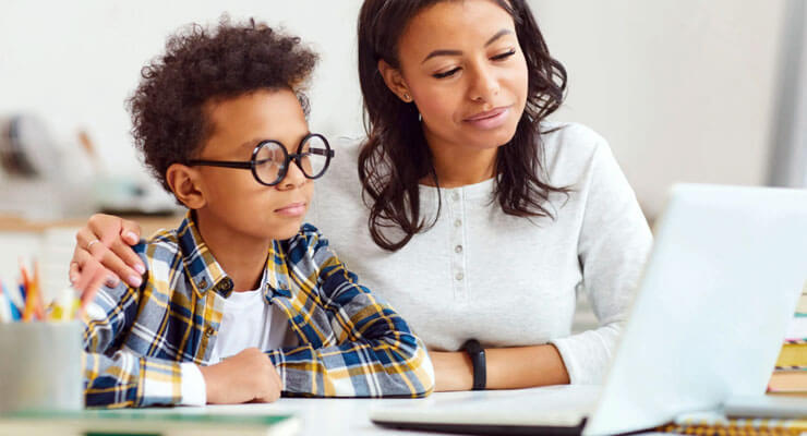 filho estudando com suporte da mãe