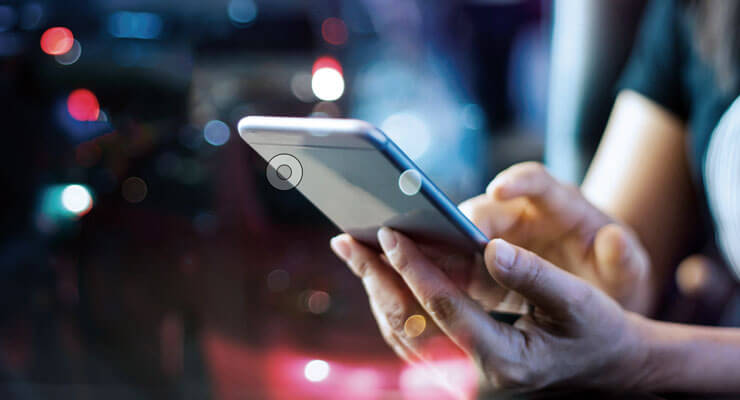senhora usando smartphone